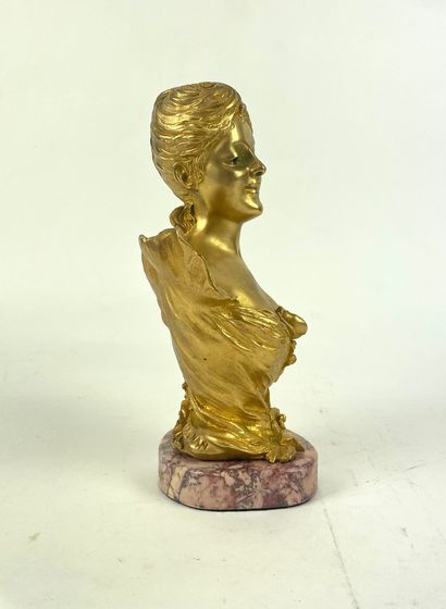 null Maurice MAIGNAN (1872-1946) Buste de jeune fille Bronze doré signé au dos Contresocle...