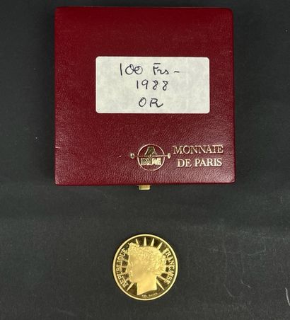null MONNAIE DE PARIS Commemorative coin of 100 Francs gold 1988, Fraternity. Case....