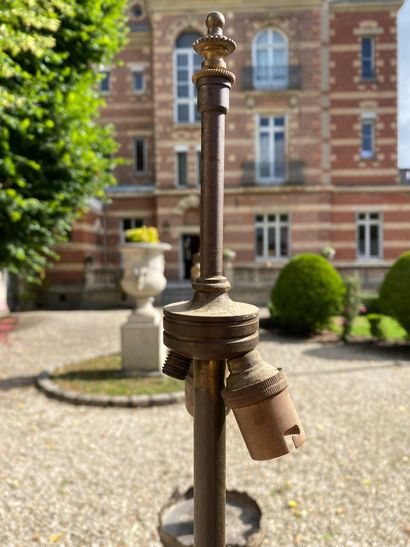 null PAIRE DE TORCHERES en bois mouluré et sculpté de feuillages, rang de perles...