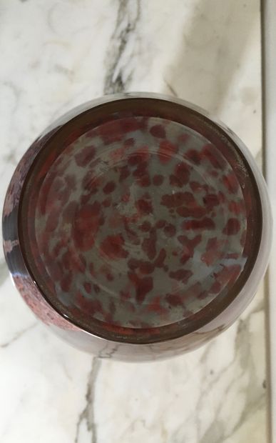 null TRAVAIL ART NOUVEAU Vase balustre à long col en verre marmoréen rouge bleuté,...