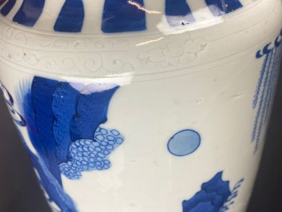 null CHINE Vase rouleau en porcelaine émaillée à décor blanc et bleu de personnages....