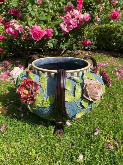 null Important CACHE-POT in barbotine with decoration of flowers. Tripod base with...