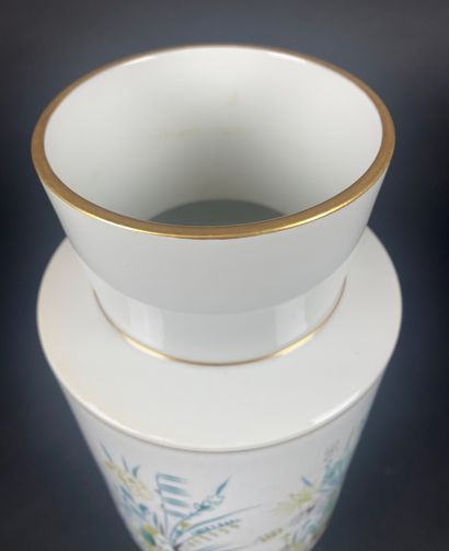 null SEVRES Vase de forme balustre à col retréci en porcelaine blanche et filet or...