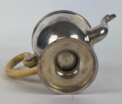 null Silver VERSEUSE on foot with pearls, the catch in ivory (accident), the spout...