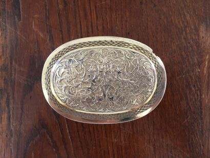  AUGSBOURG Jolie boîte en argent vermeillé de forme ovale à décor ciselé et gravé...