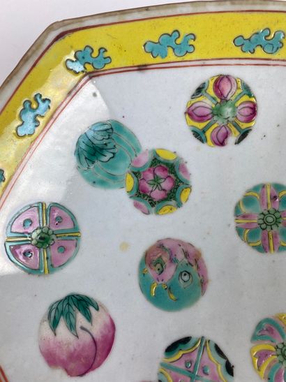 null CHINE Jatte de forme hexagonale en porcelaine polychrome émaillée à décor de...