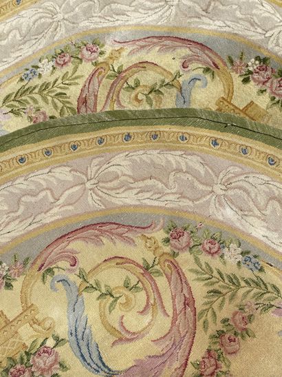 null AUBUSSON (in the taste of) Round carpet with polychrome decoration of bunches...
