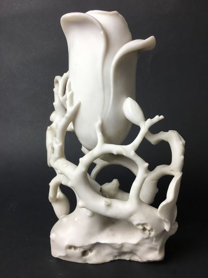 null CHINA White aragonite vase with openwork decoration of a flower on branches....