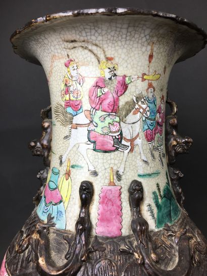  CHINE Vase balustre en porcelaine de Nankin à décor polychrome de comabattants....