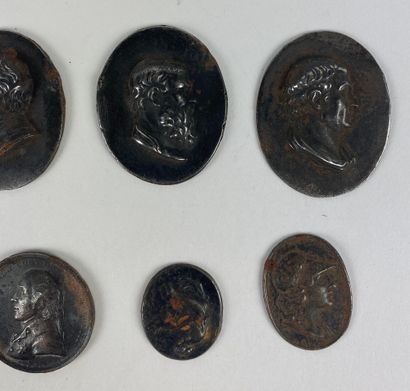 null 14 MEDAILLONS in patinated metal, decorated with portraits of Greeks or Romans...