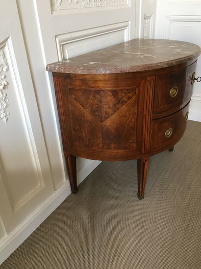 null COMMODE de forme 1/2 lune en bois de placage et filets de marqueterie ouvrant...