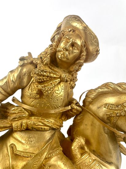 null ECOLE FRANCAISE du XIXe siècle D'Artagnan sur sa monture Bronze doré sur socle...