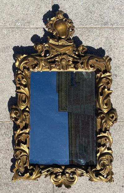 null MIROIR en bois doré et mouluré à décor feuillagé. Italie, XIXe siècle. 90 x...