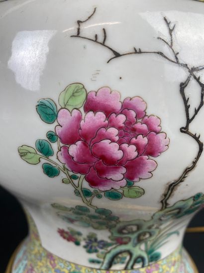 null CHINA (in the taste of) Porcelain covered vase with enamelled decoration of...