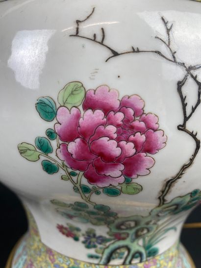 null CHINE (dans le goût de) Potiche couverte en porcelaine à décor émaillé de la...