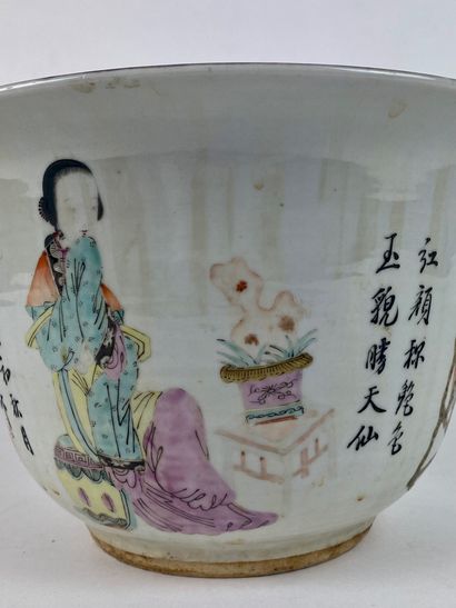 null CHINA White porcelain cache-pot with polychrome enamelled decoration of characters...