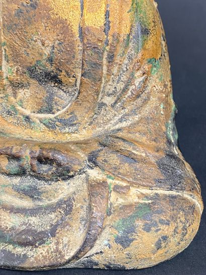 null CHINE Bouddha en fonte de fer avec traces de dorures. H : 15 cm (usures)