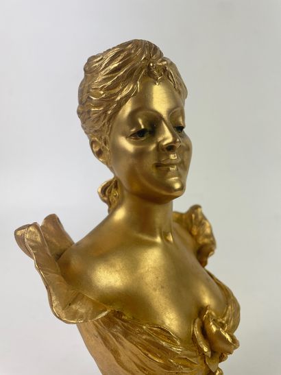 null Maurice MAIGNAN (1872-1946) Buste de jeune fille Bronze doré signé au dos Contresocle...