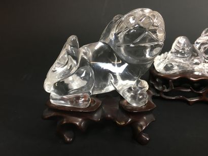 null CHINA Pair of dog of Fô and character lying in rock crystal. Wooden base. 20th...