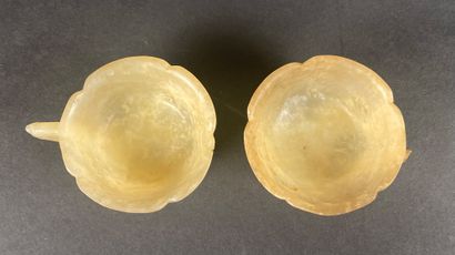 null CHINA Pair of carved and engraved hard stone cups (one handle broken) H : 3.5...