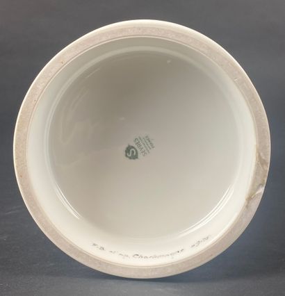  SEVRES Vase de forme balustre à col retréci en porcelaine blanche et filet or à...