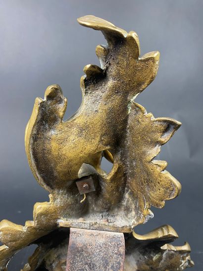  PIARE DE FEUX DE CHEMINEE en bronze doré et patiné à décor de chérubins sur des...