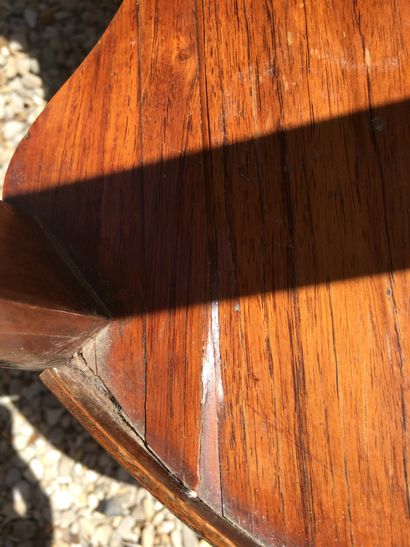  TABLE DE SALON de forme tambour en bois de placage et marqueterie ouvrant par un...