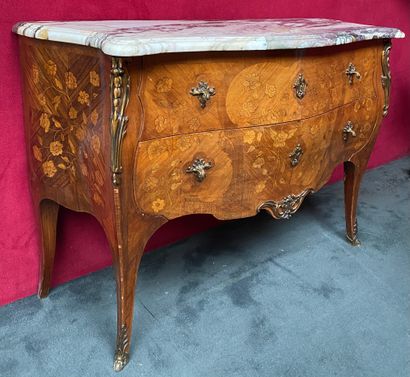 null COMMODE en bois de placage et marqueterie florale ouvrant sur deux tiroirs sans...