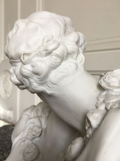 null D'après HOUDON (1741-1828) Le baiser. Grand buste sur piedouche en biscuit....