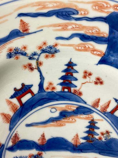 null JAPON Grand plat en procelaine à décor Imari d'un paysage lacustre. XVIIIe siècle....