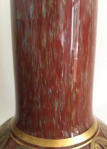 null TRAVAIL ART NOUVEAU Vase balustre à long col en verre marmoréen rouge bleuté,...