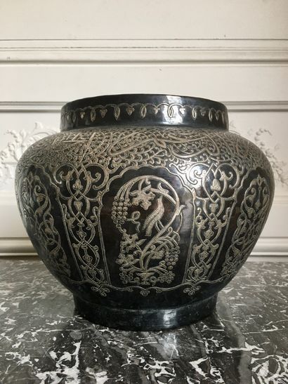 null Bronze vase decorated with calligraphy in silver. Oriental work of the 19th...