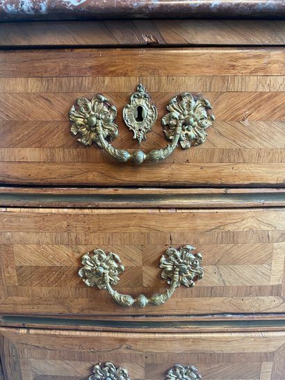 null COMMODE in veneer and marquetry opening with four drawers on three rows. The...