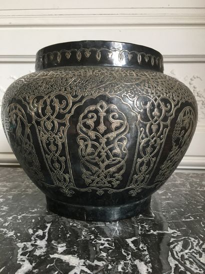 null Bronze vase decorated with calligraphy in silver. Oriental work of the 19th...