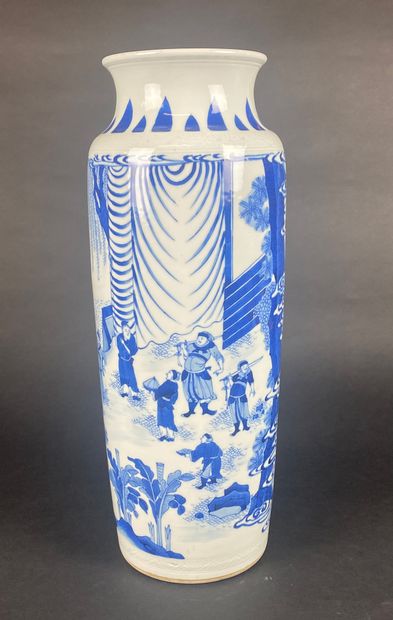 CHINE Vase rouleau en porcelaine émaillée...