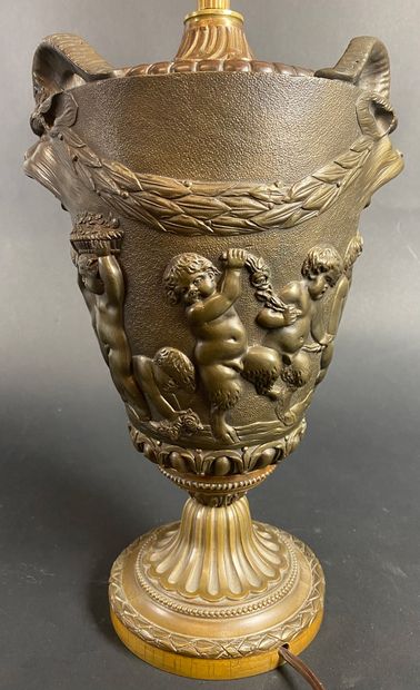 null D'APRES CLODION Vase balustre en bronze à décor repoussé de putti et de petits...