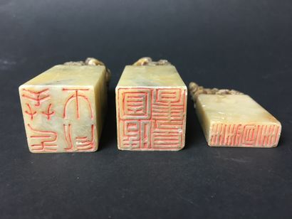 null CHINE Trois sceaux en pierre dur à décor de chien de Fô. H : 9 cm