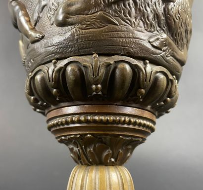 null D'APRES CLODION Vase balustre en bronze à décor repoussé de putti et de petits...