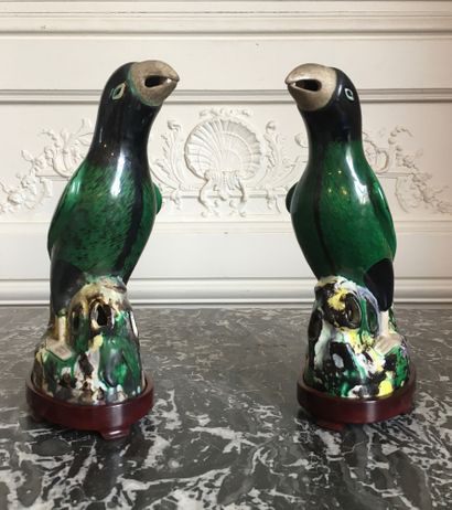 null CHINA Pair of parrots in enameled porcelain. Late 19th century. H : 24 cm