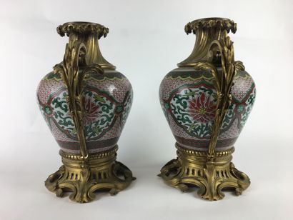 null SAMSON Paire de grands vases balustres en porcelaine émaillée dans le gout de...