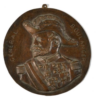  « LE GENERAL BOULANGER » Médaillon en bronze, à suspendre représentant le général...