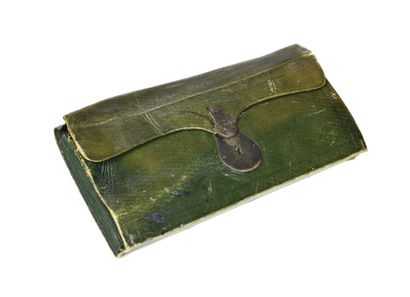 null SMALL WALLET IN GREEN MOROCCO. Clasp with two silver plated brass catches. Interior...