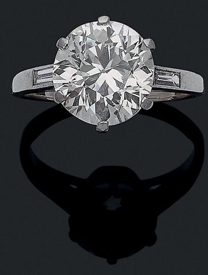  SOLITAIRE RING holding an old cut diamond...