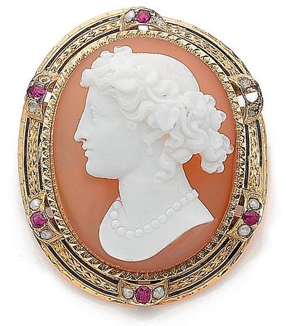  A cameo on agate in an oval design punctuated with rubies (missing one), white pearls...