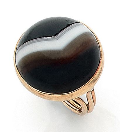 RING holding an agate in cabochon. Basket...