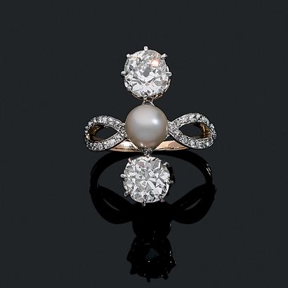 null 19th CENTURY RING with interlacing design, holding a white pearl (untested)...