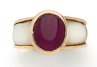 RING holding a cabochon ruby with mother...