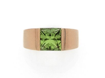 null CARTIER RING holding a square green peridot. Set in 18K yellow gold. Signed...