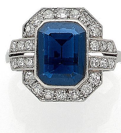 null 
ART DECO

RING 

Holding a rectangular sapphire of 3.70 carats in a circle...