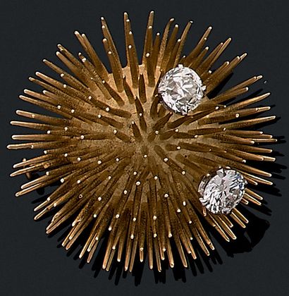 null A half sphere of spikes holding two diamonds, the first one of 0.60 carat and...